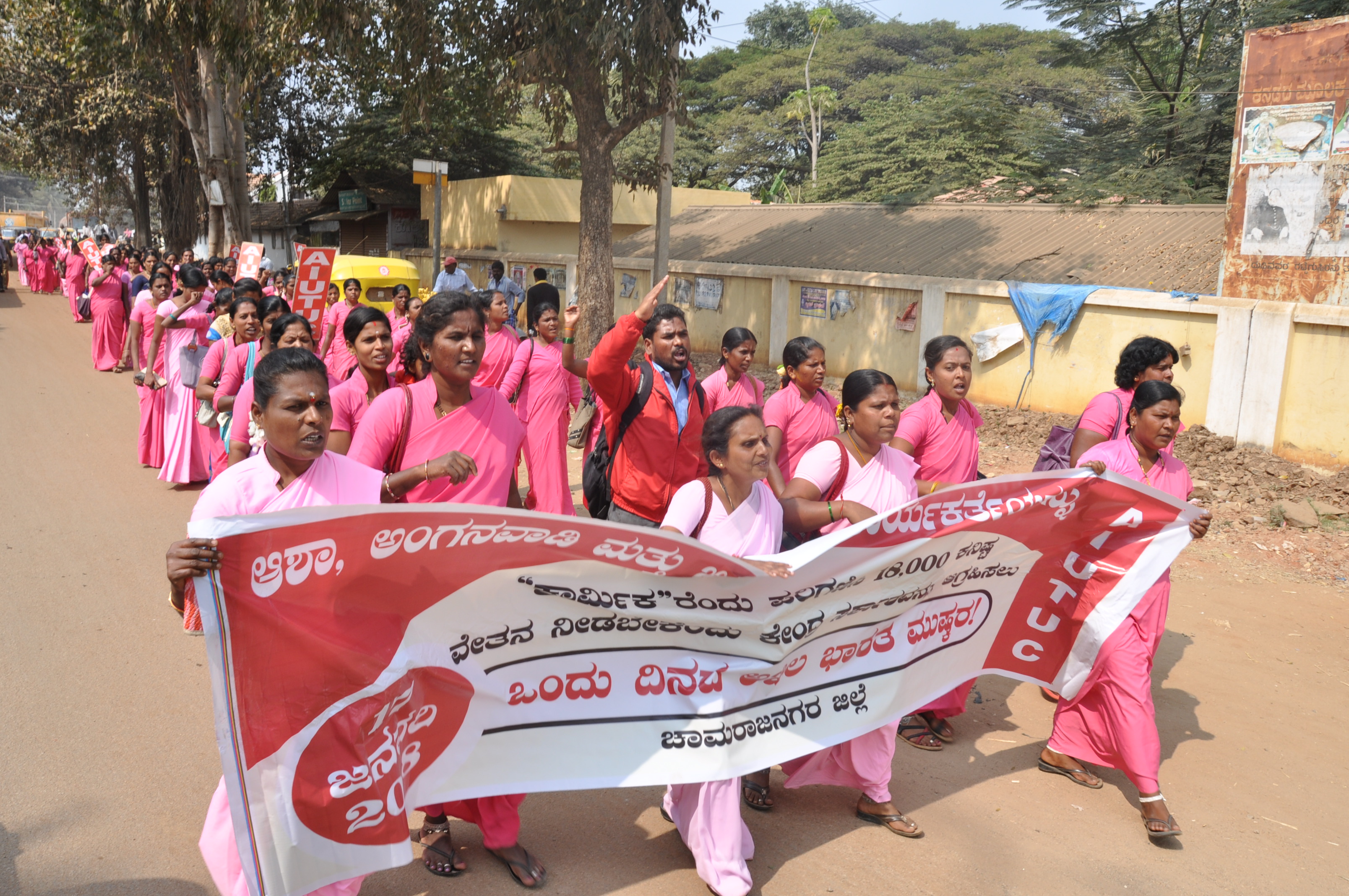 ಕೊಳ್ಳೇಗಾಲ: ಬೇಡಿಕೆ ಈಡೇರಿಸಲು ಒತ್ತಾಯಿಸಿ ಪ್ರತಿಭಟನಾ ಮೆರವಣಿಗೆ