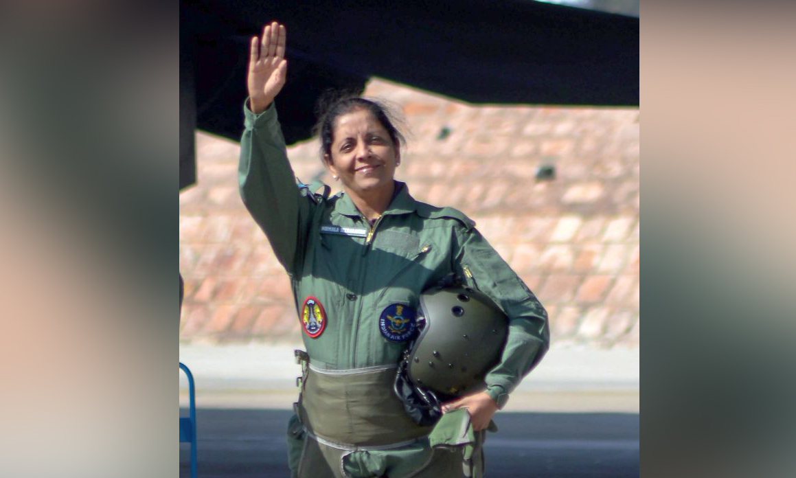 ಸುಖೋಯ್ ಯುದ್ಧ ವಿಮಾನದಲ್ಲಿ ಹಾರಾಟ ನಡೆಸಿದ ನಿರ್ಮಲಾ ಸೀತಾರಾಮನ್