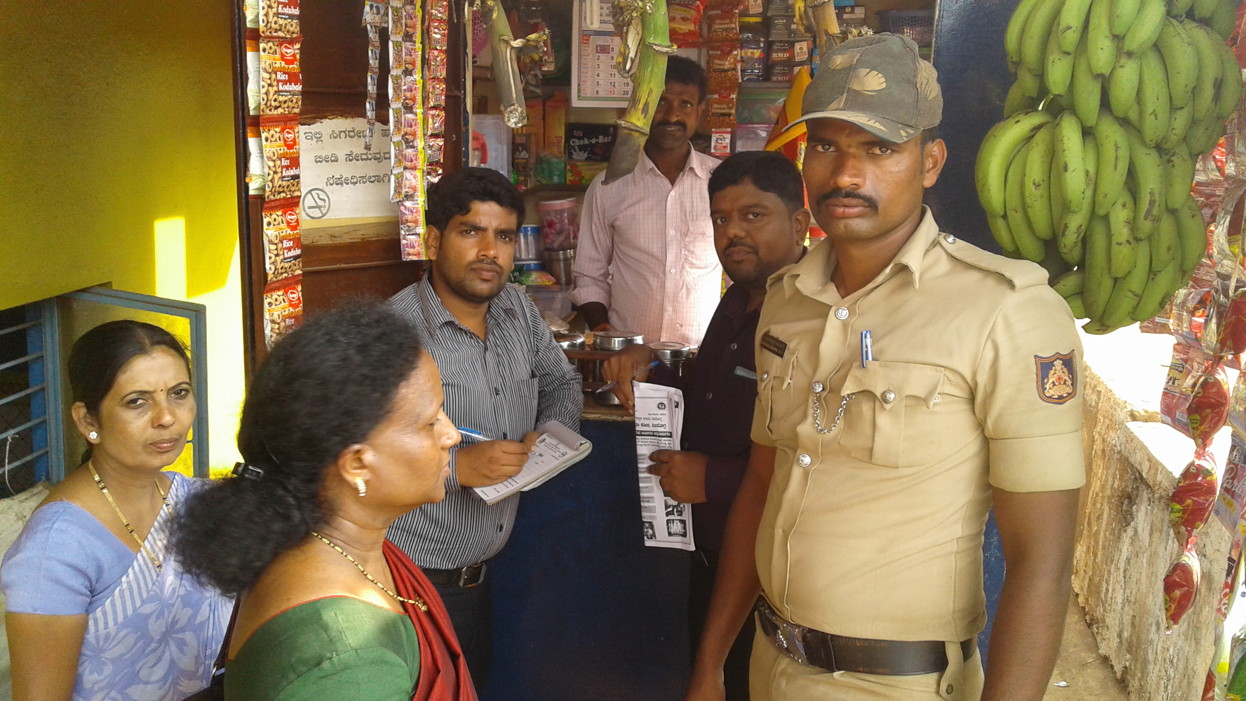 ಸೊರಬ: ಕಾನೂನು ಉಲ್ಲಂಘಿಸಿದ ಅಂಗಡಿಗಳ ಮೇಲೆ ವೈದ್ಯಾಧಿಕಾರಿಗಳ ದಾಳಿ