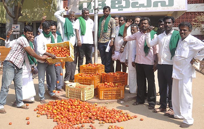 ದಾವಣಗೆರೆ: ಖರೀದಿ ಕೇಂದ್ರ ಪ್ರಾರಂಭಕ್ಕೆ ಒತ್ತಾಯಿಸಿ ಧರಣಿ