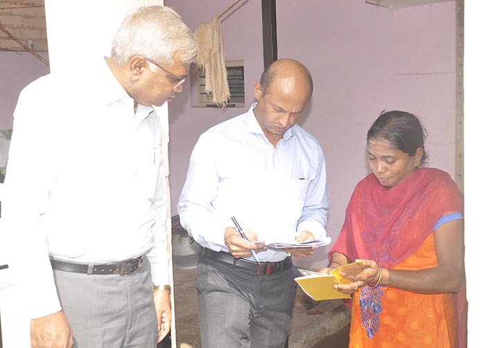 ದಾವಣಗೆರೆ: ಜಿಲ್ಲಾಧಿಕಾರಿಯಿಂದ ಮತಗಟ್ಟೆಗಳ ಪರಿಶೀಲನೆ