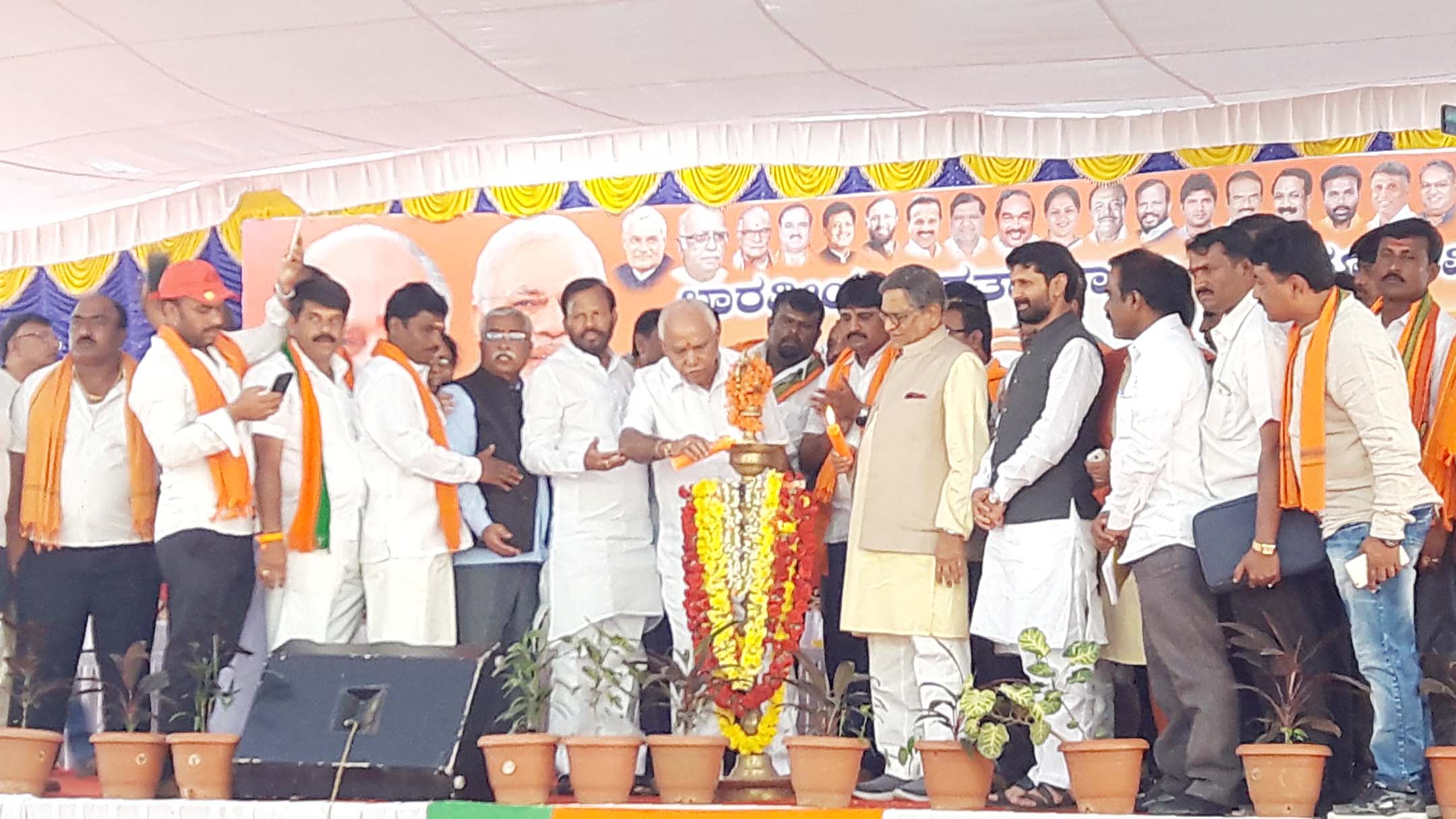 ಬಿಜೆಪಿ ಪರಿವರ್ತನಾ ಯಾತ್ರೆಗೆ ಎಸ್.ಎಂ.ಕೃಷ್ಣ ಸಾಥ್ :ನರೇಂದ್ರ ಮೋದಿಯ ಗುಣಗಾನ