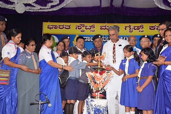 ಮಕ್ಕಳು ಪ್ರತಿಯೊಬ್ಬರನ್ನು ಗೌರವಿಸುವ ಗುಣ-ಶಿಸ್ತನ್ನು ಬೆಳೆಸಿಕೊಳ್ಳಬೇಕು: ಬಸವರಾಜ ಹೊರಟ್ಟಿ