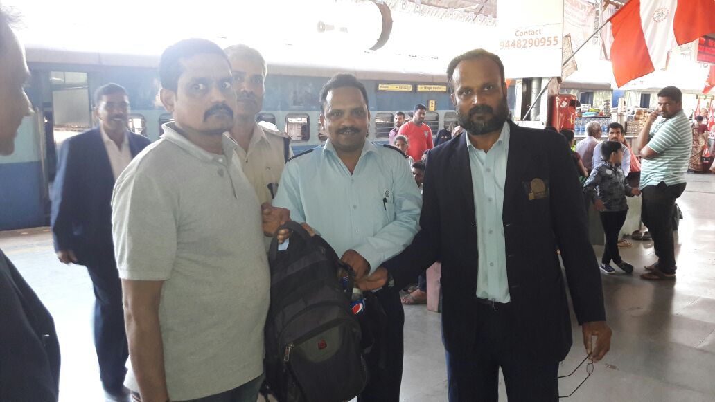 ರೈಲಿನಲ್ಲಿ ಮರೆತ ಬ್ಯಾಗ್: ವಾರಸುದಾರರಿಗೆ ಒಪ್ಪಿಸಿದ ಅಧಿಕಾರಿಗಳು