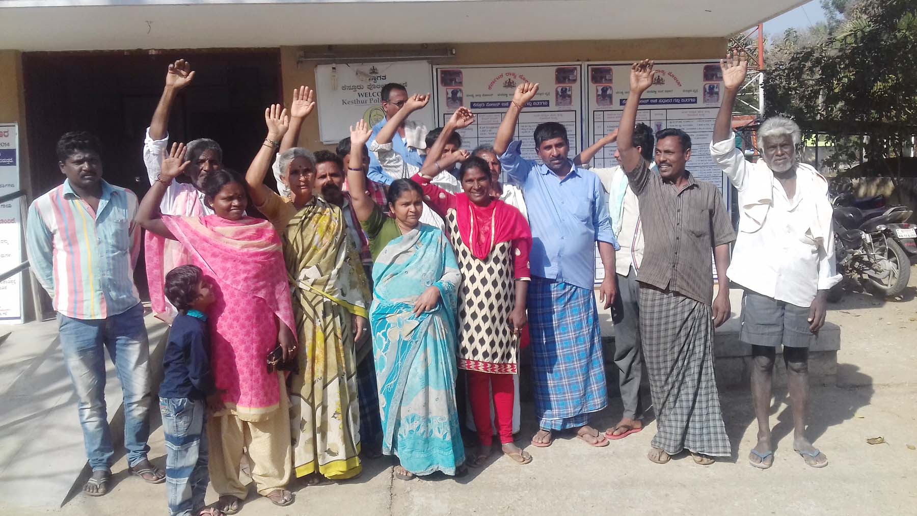 ಮದ್ದೂರು : ಚೀಟಿ ಹಣ ಕೊಡಿಸಲು ಒತ್ತಾಯಿಸಿ ಗ್ರಾಮಸ್ಥರ ಧರಣಿ