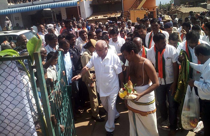 ಹನೂರು ಕ್ಷೇತ್ರ ವ್ಯಾಪ್ತಿಯ ಲೊಕ್ಕನಹಳ್ಳಿಯ ಗ್ರಾಮಕ್ಕೆ ಭೇಟಿ ನೀಡಿದ ಮಾಜಿ ಯಡಿಯೂರಪ್ಪ