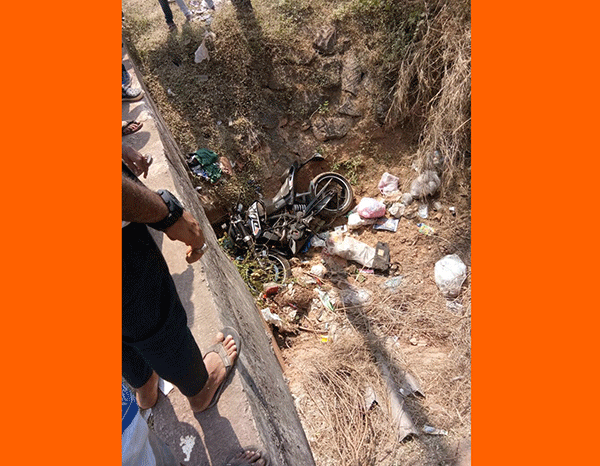 ಉಚ್ಚಿಲ: ಪಾದಚಾರಿಗೆ ಢಿಕ್ಕಿಯಾಗಿ ಕಮರಿಗೆ ಉರುಳಿದ ಬೈಕ್