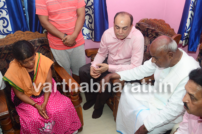 ಮಂಗಳೂರಿಗೆ ಆಗಮಿಸಿದ ಮಾಜಿ ಪ್ರಧಾನಿ ದೇವೇಗೌಡ: ದೀಪಕ್ ಮನೆಗೆ ಭೇಟಿ