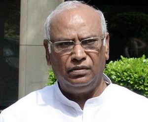 ಹೆಗಡೆ ಬಾಯಿಂದ ಬಂದ ಹೇಳಿಕೆ ಪ್ರಧಾನಿ ಮೋದಿಯದ್ದು : ಮಲ್ಲಿಕಾರ್ಜುನ ಖರ್ಗೆ