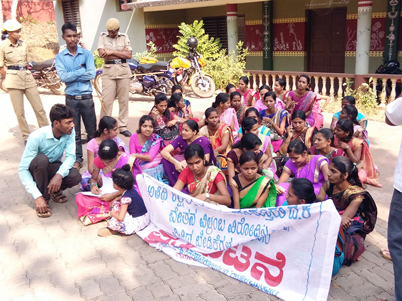 ಪುತ್ತೂರು :  ಗೌರವ ಧನ ನೀಡುವಂತೆ ಒತ್ತಾಯಿಸಿ ಅತಿಥಿ ಶಿಕ್ಷಕರಿಂದ ಪ್ರತಿಭಟನೆ