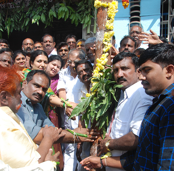 ದಾವಣಗೆರೆ: ಶಾಸಕ ಶಾಮನೂರು ಶಿವಶಂಕರಪ್ಪರಿಂದ ಹಂದರಕಂಬ ಪೂಜೆ
