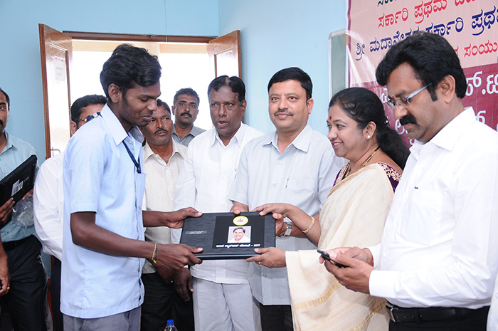 ಗುಂಡ್ಲುಪೇಟೆ: ಪದವಿ ವಿದ್ಯಾರ್ಥಿಗಳಿಗೆ ಲ್ಯಾಪ್ ಟಾಪ್ ವಿತರಣೆ