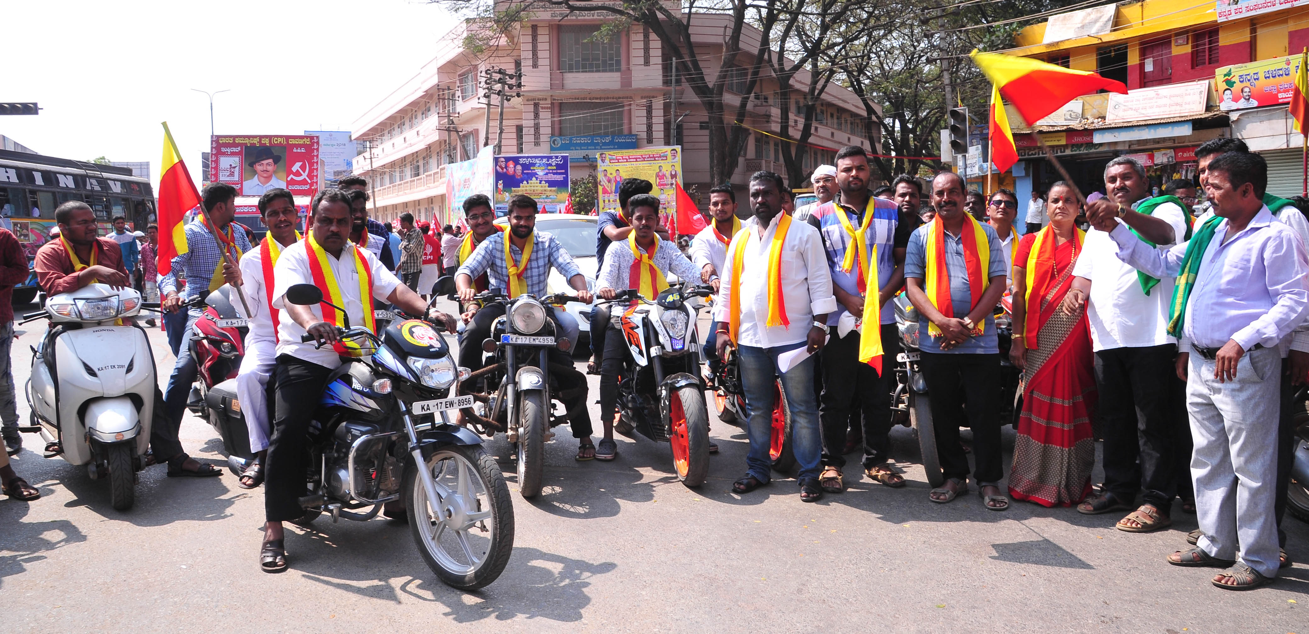 ದಾವಣಗೆರೆ: ಕನ್ನಡಪರ ಸಂಘಟನೆಗಳಿಂದ ಬೈಕ್ ರ್ಯಾಲಿ