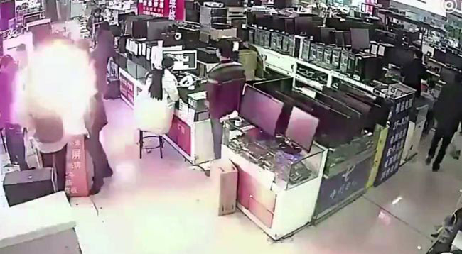 ಕಚ್ಚಿದಾಗ ಸಿಡಿದ ಐಫೋನ್ ಬ್ಯಾಟರಿ ; ವೀಡಿಯೋ ವೈರಲ್