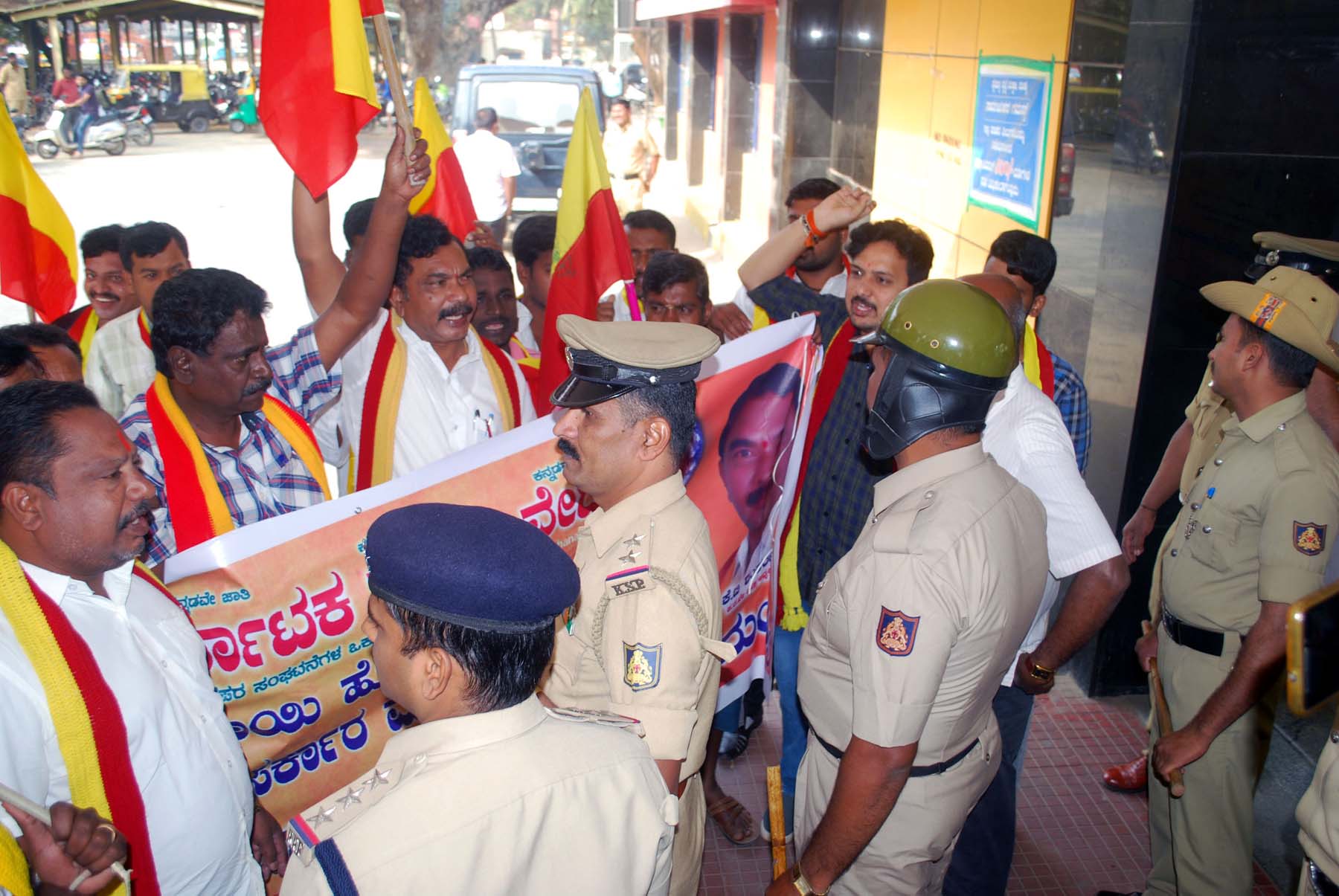 ಮಂಡ್ಯ: ಕನ್ನಡ ಪರ ಸಂಘಟನೆಗಳ ಪ್ರತಿಭಟನೆ; ಬಂದ್‍ಗೆ ಮಿಶ್ರ ಪ್ರತಿಕ್ರಿಯೆ