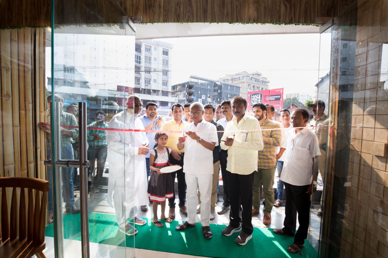 ಮಂಗಳೂರು: ಜ್ಯೂಸ್-ಐಸ್‌ಕ್ರೀಂ ಪಾರ್ಲರ್ ‘ಫಾರ್ಮ್ ಕೆಫೆ’ ಶುಭಾರಂಭ