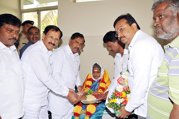 ಸೂಲಗಿತ್ತಿ ನರಸಮ್ಮಗೆ ಪರಮೇಶ್ವರ್ ಅಭಿನಂದನೆ