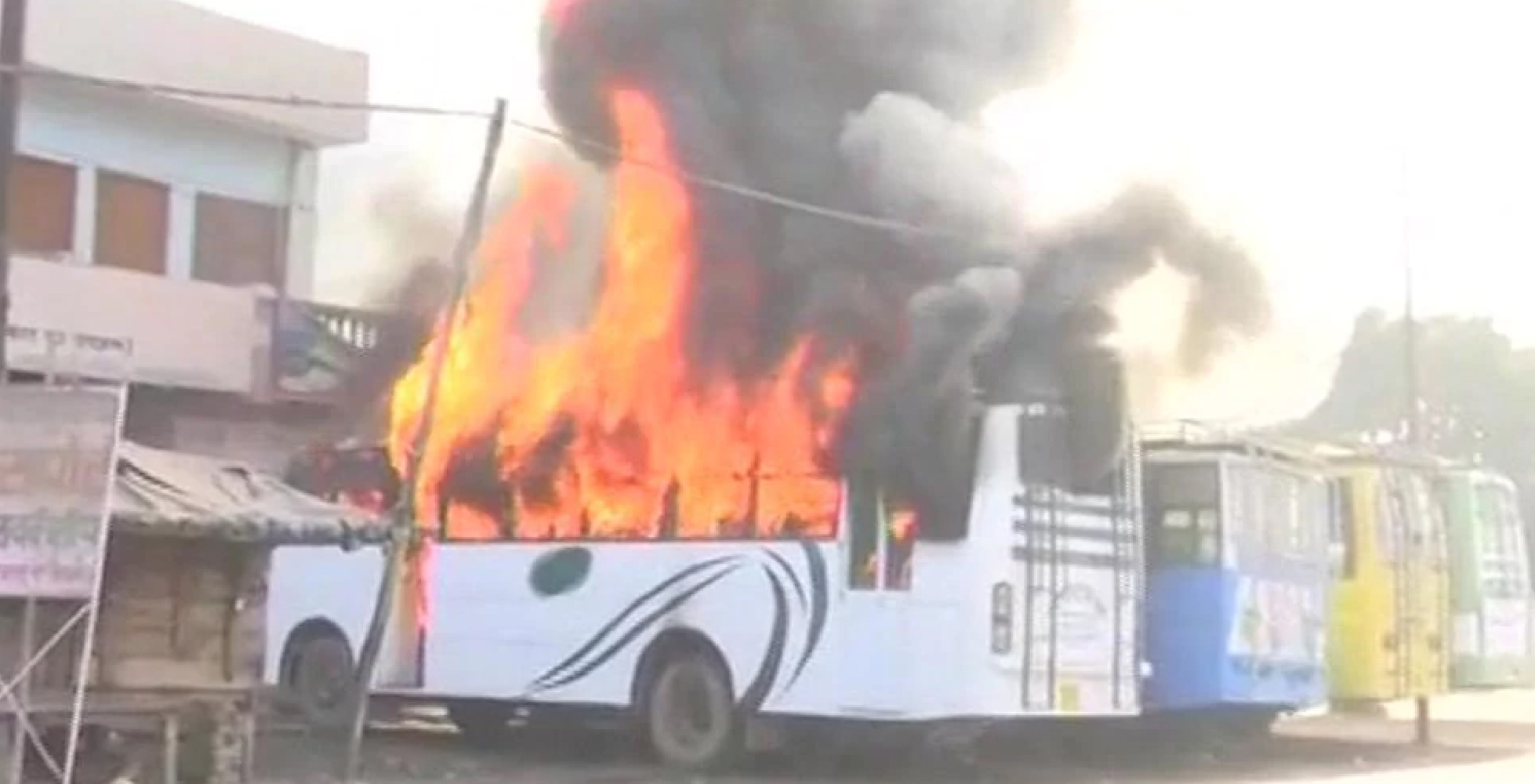 ಉ.ಪ್ರದೇಶದಲ್ಲಿ ಮರುಕಳಿಸಿದ ಹಿಂಸಾಚಾರ: ಬಸ್ಸು, ಅಂಗಡಿಗಳಿಗೆ ಬೆಂಕಿ