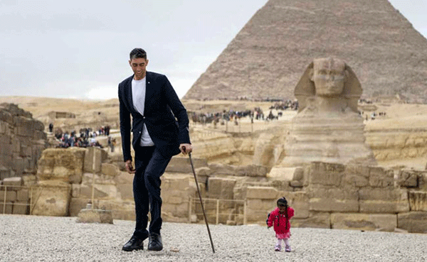 ವಿಶ್ವದ ಅತಿ ಎತ್ತರದ ವ್ಯಕ್ತಿಯನ್ನು ಭೇಟಿಯಾದ ವಿಶ್ವದ ಅತಿ ಕುಳ್ಳಗಿನ ಮಹಿಳೆ!