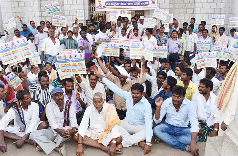 ಮಂಡ್ಯ: ಸದಾಶಿವ ವರದಿ ಶಿಫಾರಸ್ಸು ವಿರೋಧಿಸಿ ಧರಣಿ