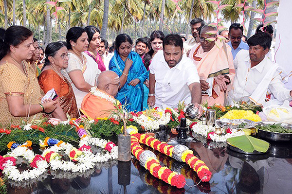 ಗುಂಡ್ಲುಪೇಟೆ: ಎಚ್.ಎಸ್.ಮಹದೇವ ಪ್ರಸಾದ್ ಪುಣ್ಯ ಸ್ಮರಣೆ; ಕಣ್ಣೀರಿಟ್ಟ ಅಭಿಮಾನಿಗಳು