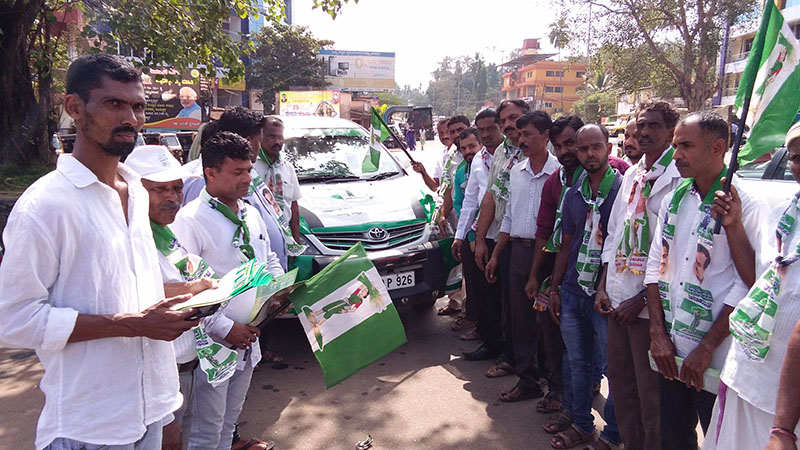 ಮನೆಮನೆಗೆ ಕುಮಾರಣ್ಣ: ಪುತ್ತೂರು ಜೆಡಿಎಸ್ ಆಮಂತ್ರಣ ವಿತರಣೆ