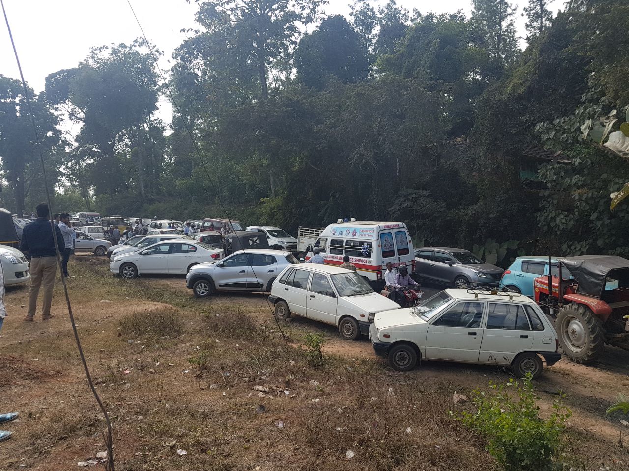 ತರಾತುರಿಯಲ್ಲಿ ರಸ್ತೆ ಗುಂಡಿ ಮುಚ್ಚುವ ಕಾರ್ಯ: ವಾಹನ ಸಂಚಾರಕ್ಕೆ ಅಡ್ಡಿ