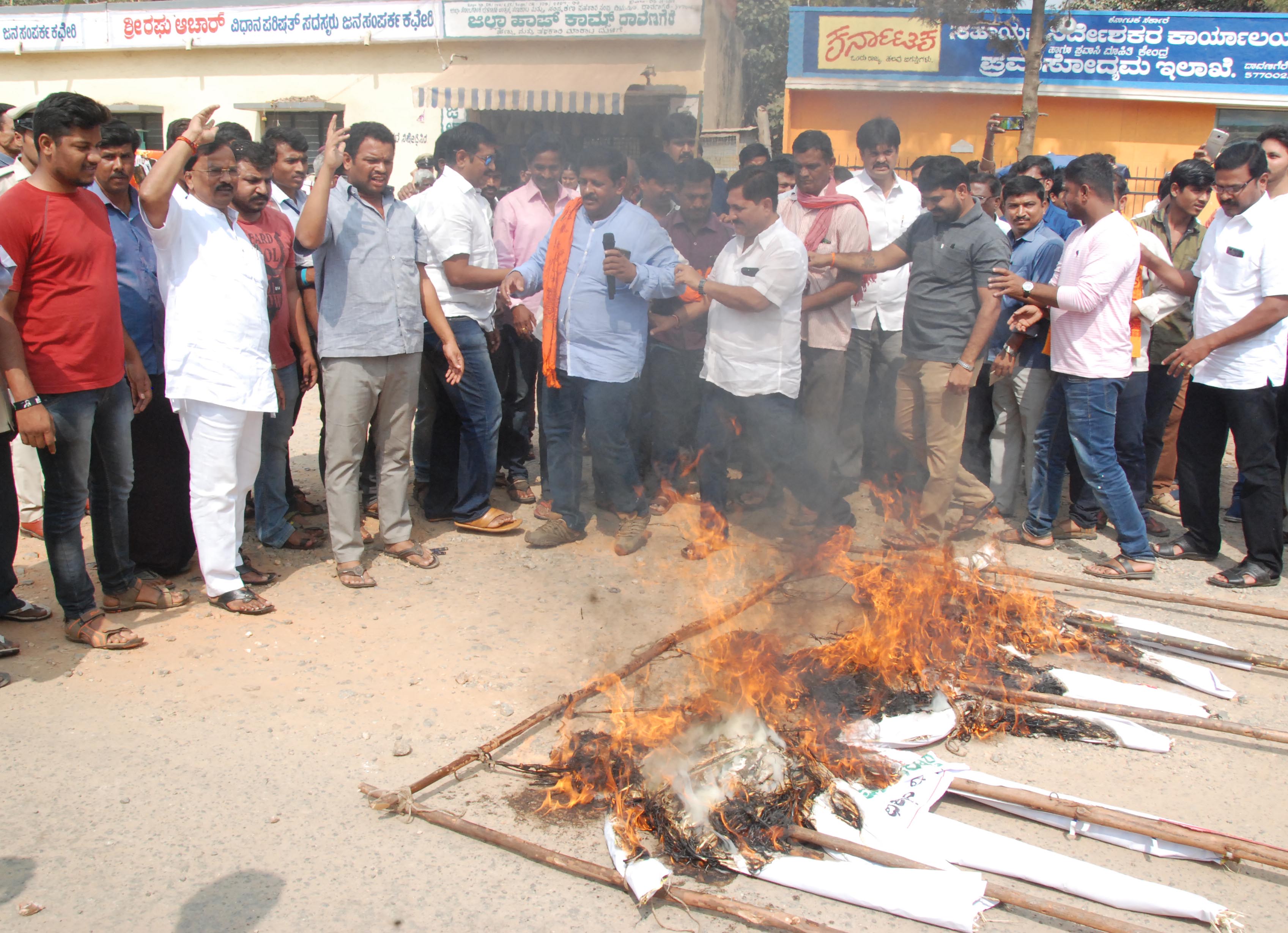 ದಾವಣಗೆರೆ: ದೀಪಕ್ ರಾವ್ ಹತ್ಯೆ ಖಂಡಿಸಿ ಪ್ರತಿಭಟನೆ