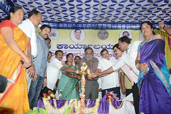 ಬೆಂಗಳೂರಲ್ಲಿ ಕುಳಿತು ಮಜಾ ಮಾಡುತ್ತಿಲ್ಲ; ಟೀಕಾಕಾರರಿಗೆ ಅಂಬರೀಶ್ ತಿರುಗೇಟು