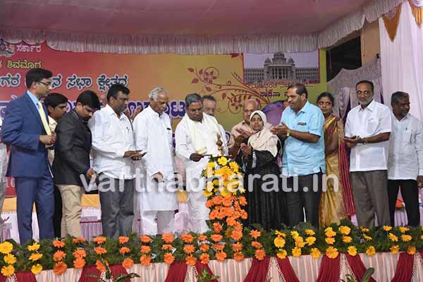 ಧರ್ಮದ ಹೆಸರಿನಲ್ಲಿ ಸಮಾಜ ಒಡೆಯುವ ಶಕ್ತಿಗಳ ಬಗ್ಗೆ ಜಾಗರೂಕರಾಗಿ: ಮುಖ್ಯಮಂತ್ರಿ ಸಿದ್ದರಾಮಯ್ಯ