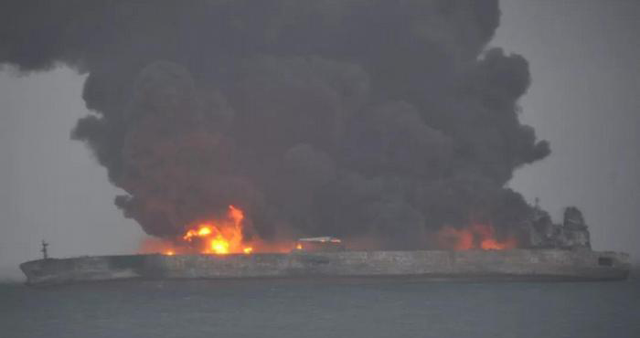 ಸಮುದ್ರದಲ್ಲಿ ಸರಕು ಹಡಗುಗಳು ಢಿಕ್ಕಿ: 32 ಮಂದಿ ನಾಪತ್ತೆ