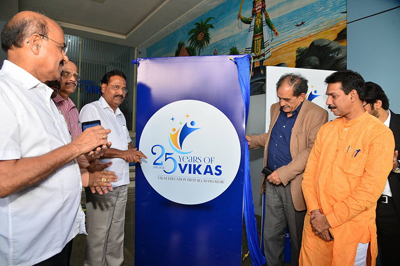 ವಿಕಾಸ್ ಕಾಲೇಜಿಗೆ ಕೇಂದ್ರ ಸಚಿವ ಚೌಧರಿ ಬೀರೇಂದ್ರ ಸಿಂಗ್ ಭೇಟಿ: ಬೆಳ್ಳಿ ಹಬ್ಬದ ಲಾಂಛನ ಬಿಡುಗಡೆ