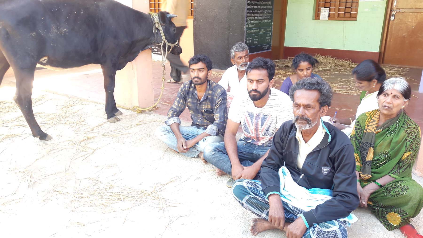 ಗುಡಿಸಲು ನೆಲಸಮ ಆರೋಪ: ಕುಟುಂಬಸ್ಥರ ಪ್ರತಿಭಟನೆ
