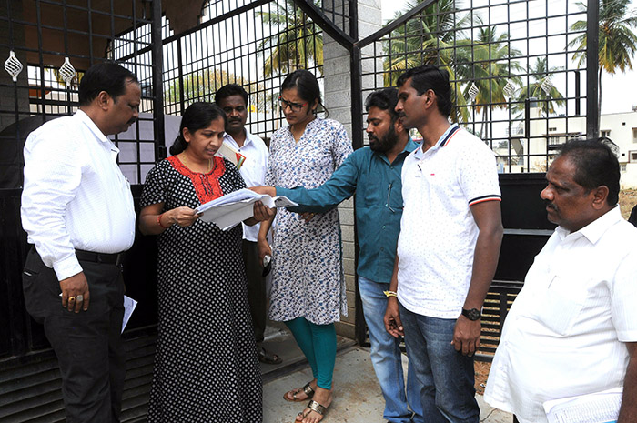 ತುಮಕೂರು : ಮನೆ ಮನೆಗೆ ಮತದಾರರ ಪಟ್ಟಿ ಪರಿಷ್ಕರಣೆ ಅಧಿಕಾರಿಗಳು