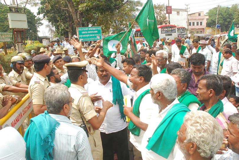 ಮಂಡ್ಯ: ವಿವಿಧ ಬೇಡಿಕೆ ಈಡೇರಿಕೆಗೆ ಒತ್ತಾಯಿಸಿ ರೈತರ ಧರಣಿ