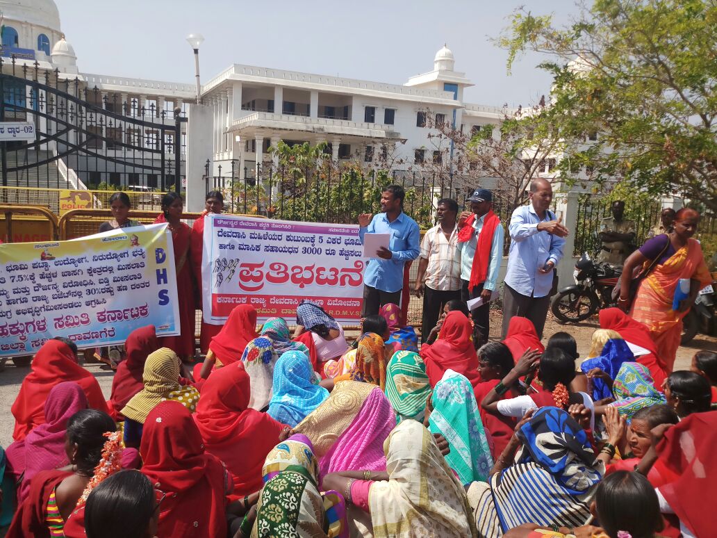 ದಾವಣಗೆರೆ: ವಿವಿಧ ಬೇಡಿಕೆ ಈಡೇರಿಕೆಗೆ ಒತ್ತಾಯಿಸಿ ಧರಣಿ