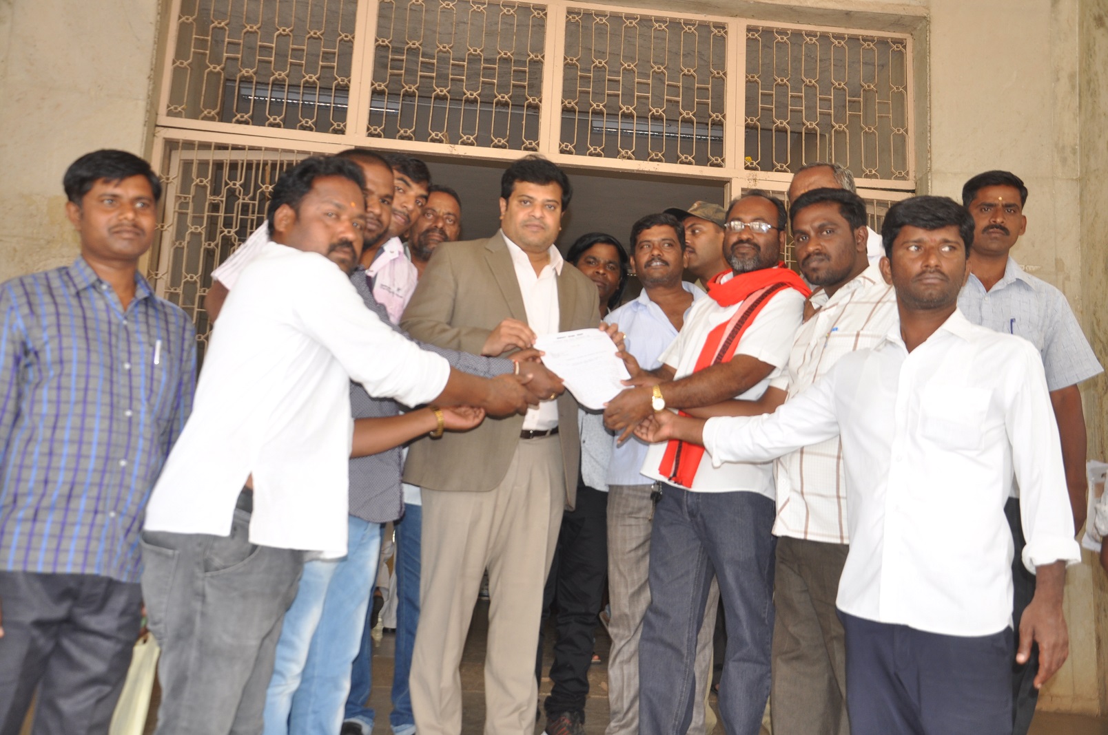 ರಾಹುಲ್‍ಗೆ ಕಪ್ಪು ಬಾವುಟ ಪ್ರದರ್ಶನ: ಪ್ರತಿಭಟನಾಕಾರರ ಬಿಡುಗಡೆಗೆ ಮಾದಿಗ ಮಹಾಸಭಾ ಒತ್ತಾಯ