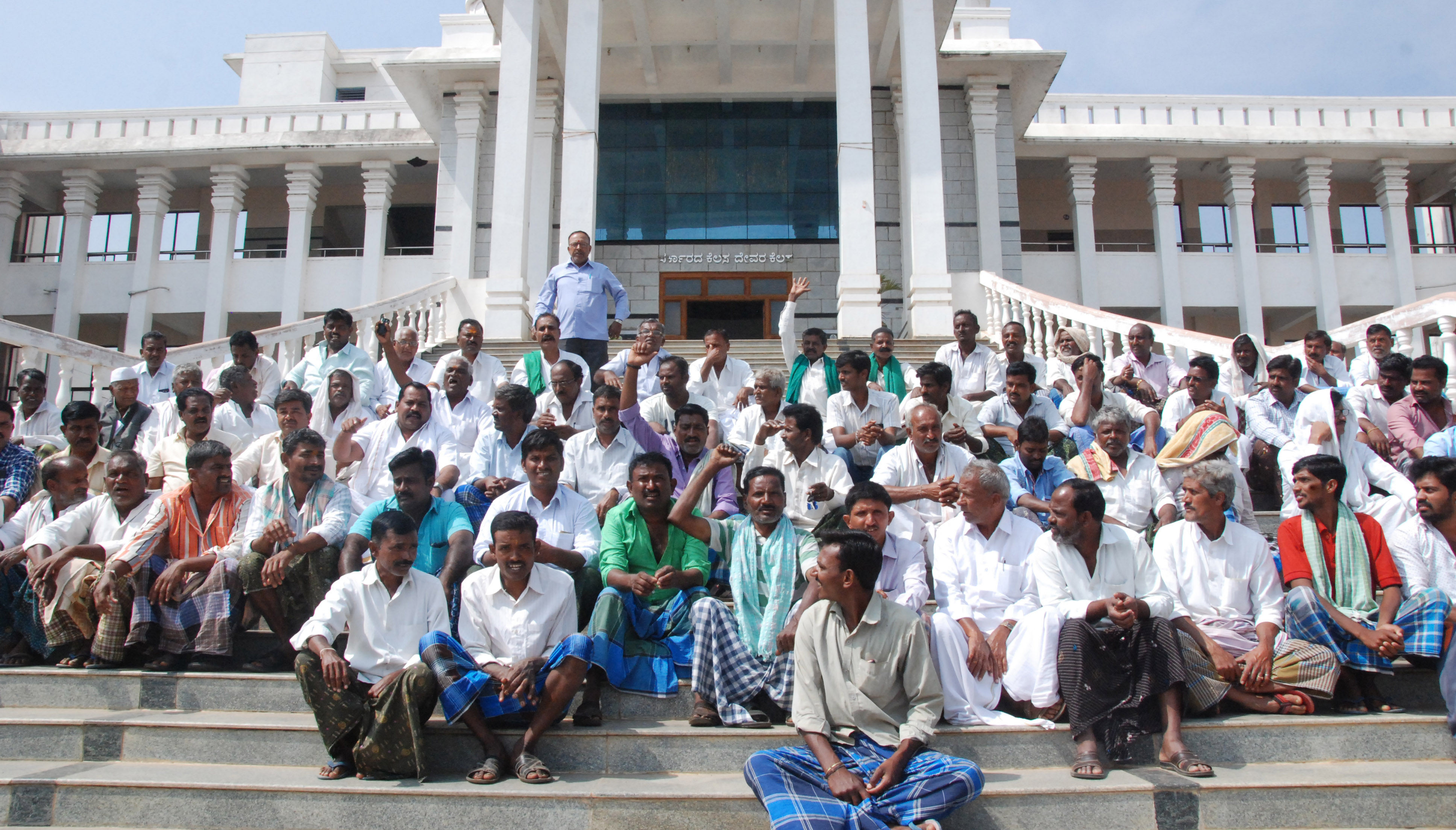 ದಾವಣಗೆರೆ: ನೀರು ಪೂರೈಕೆಗೆ ಒತ್ತಾಯಿಸಿ ರೈತರಿಂದ ಧರಣಿ