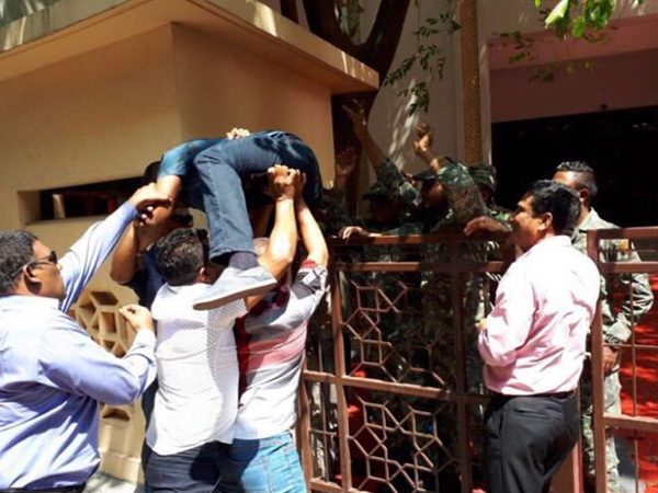 ಮಾಲ್ದೀವ್ಸ್ ಬಿಕ್ಕಟ್ಟು: ಸಂಸತ್‌ನಿಂದ ಸಂಸದರನ್ನು ಹೊರಗೆಸೆದ ಸೇನೆ