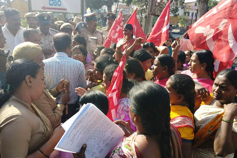 ಮಂಡ್ಯ: ಬಜೆಟ್‍ನಲ್ಲಿ ನಿರ್ಲಕ್ಷ್ಯ ಆರೋಪಿಸಿ ಬಿಸಿಯೂಟ ನೌಕರರ ಪ್ರತಿಭಟನೆ