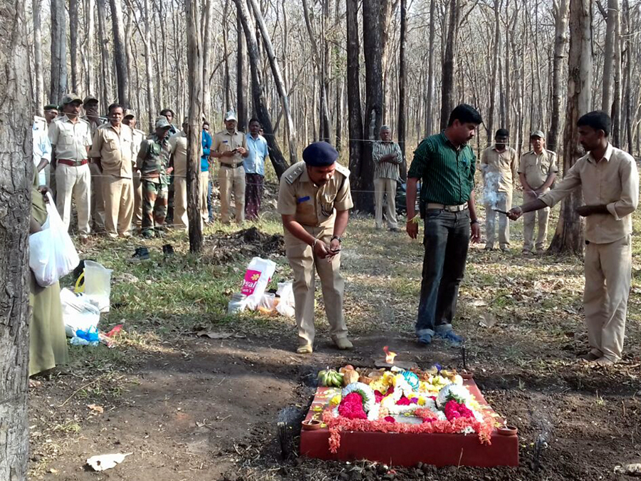 ಗುಂಡ್ಲುಪೇಟೆ: ಬೆಂಕಿ ನಂದಿಸುವ ಕಾರ್ಯಾಚರಣೆಯಲ್ಲಿ ಹುತಾತ್ಮನಾದ ಮುರುಗಪ್ಪ ಸ್ಮಾರಕಕ್ಕೆ ಶ್ರದ್ದಾಂಜಲಿ