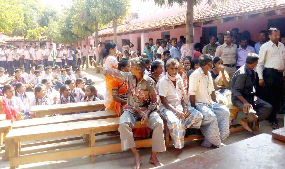 ಮಂಡ್ಯ: ವಿದ್ಯಾರ್ಥಿಗಳಿಗೆ ಕಿರುಕುಳ ಆರೋಪಿಸಿ ದೈಹಿಕ ಶಿಕ್ಷಕನ ವಿರುದ್ಧ ಪೋಷಕರ ಪ್ರತಿಭಟನೆ