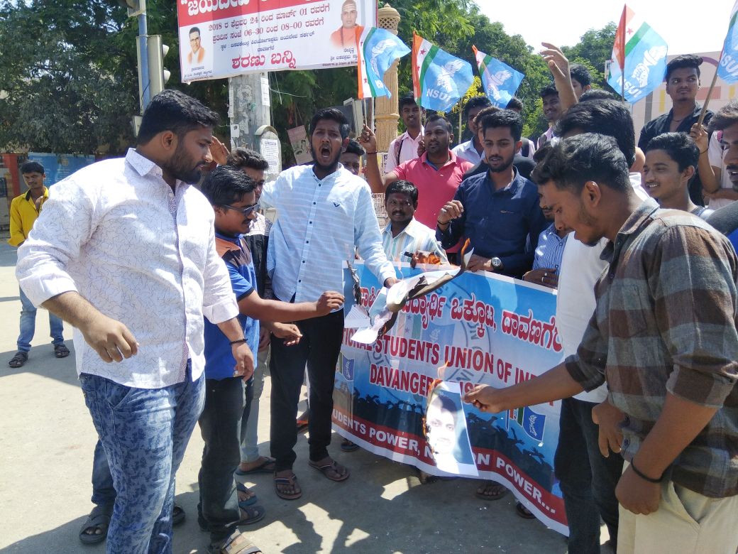 ದಾವಣಗೆರೆ: ಕನ್ನಡ ಕುರಿತ ಸಚಿವ ಹೆಗಡೆ ಹೇಳಿಕೆ ಖಂಡಿಸಿ ಎನ್‍ಎಸ್‍ಯುಐ ಪ್ರತಿಭಟನೆ