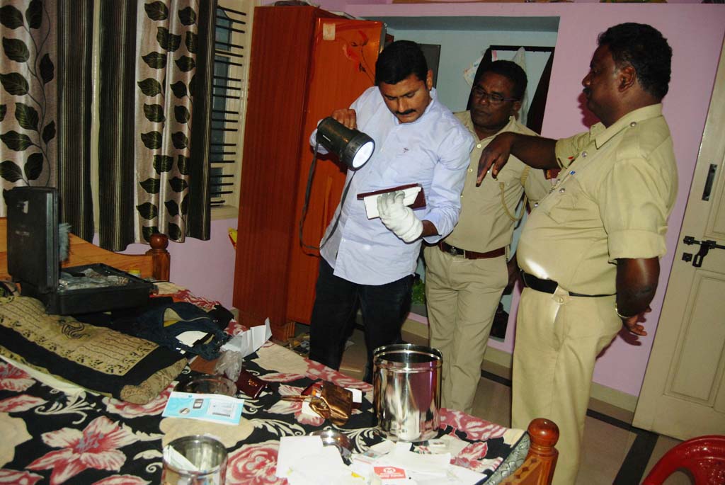 ಮಂಡ್ಯ: ಹಾಡಹಗಲೇ ಮನೆಗೆ ನುಗ್ಗಿ ಕಳವು