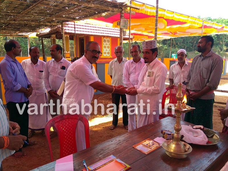 ಪುತ್ತೂರು: ದೈವಸ್ಥಾನ ಜೀರ್ಣೋದ್ಧಾರಕ್ಕೆ ಮಸೀದಿ ಕಮಿಟಿಯಿಂದ ದೇಣಿಗೆ