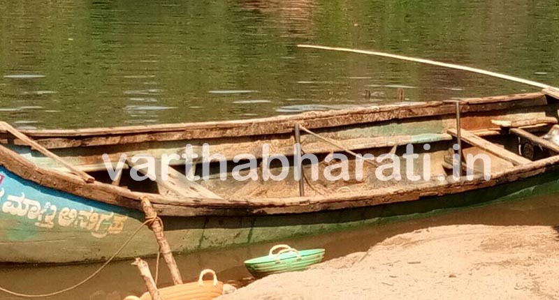 ಏಣಿತ್ತಡ್ಕ: ಅಕ್ರಮ ಮರಳು ಅಡ್ಡೆಗೆ ದಾಳಿ‌; ಮೂರು ನಾಡದೋಣಿ, ಟಿಪ್ಪರ್, ಪಿಕಪ್ ಸೇರಿ ಮೂವರು ವಶ