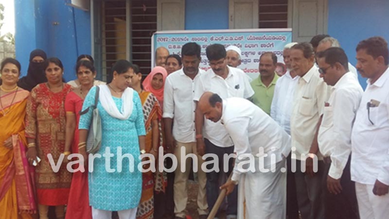 ಕಾಟಿಪಳ್ಳ: ಶಾಲಾ ಕೊಠಡಿಗೆ ಶಾಸಕ ಮೊಯ್ದಿನ್ ಬಾವರಿಂದ ಗುದ್ದಲಿ ಪೂಜೆ