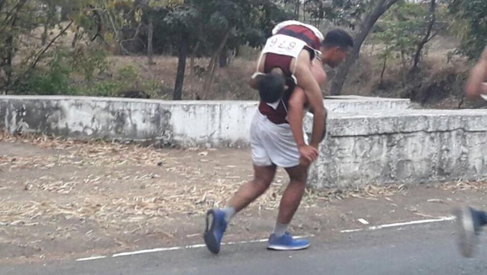 ಕುಸಿದು ಬಿದ್ದ ಕಿರಿಯನನ್ನು ಹೆಗಲ ಮೇಲೆ ಹೊತ್ತು 2.5 ಕಿ.ಮೀ. ಓಡಿದ ಎನ್ ಡಿಎ ಕ್ಯಾಡೆಟ್