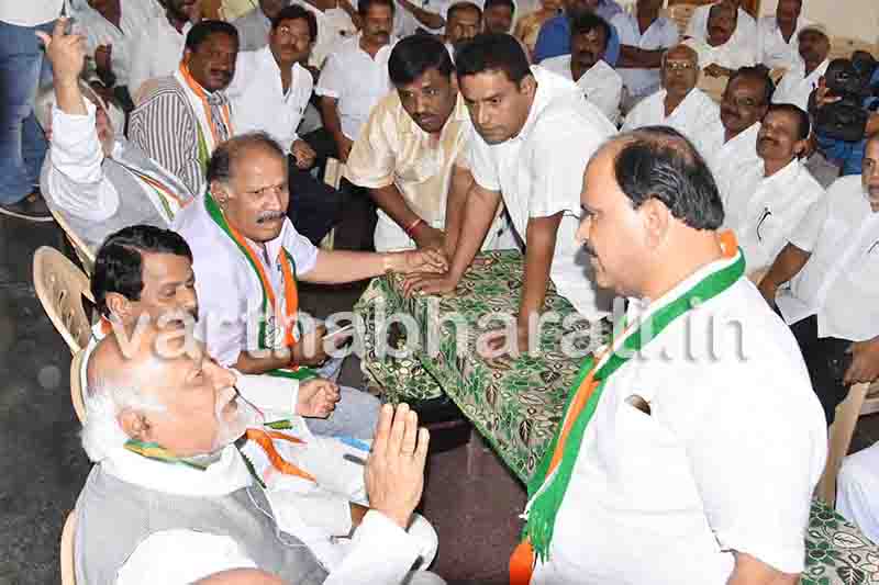 ಶಿವಮೊಗ್ಗ: ವೀಕ್ಷಕರ ಸಮ್ಮುಖದಲ್ಲಿ ಕಾಂಗ್ರೆಸ್ ಆಕಾಂಕ್ಷಿಗಳ ಹೈಡ್ರಾಮಾ!