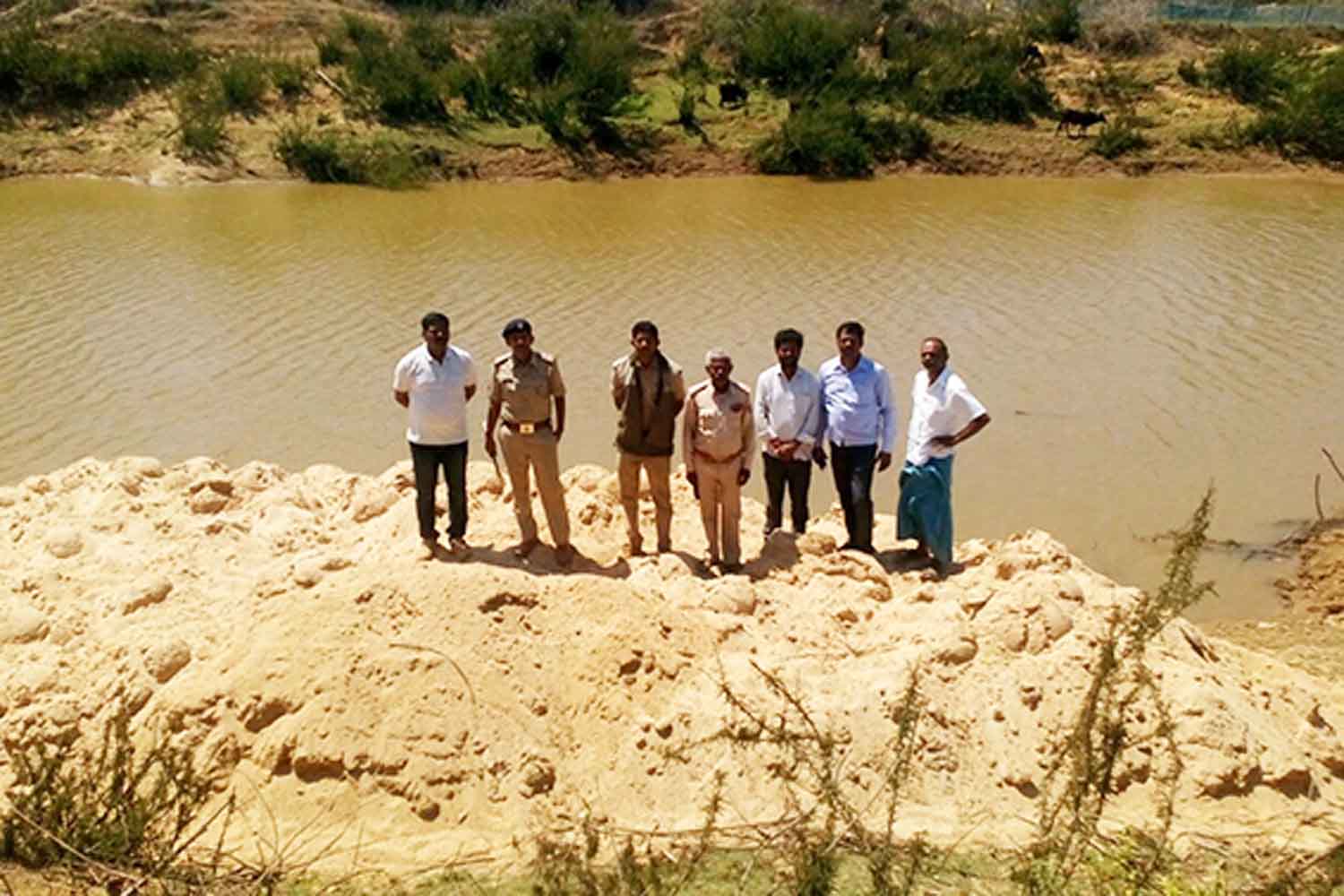 ಶಿವಮೊಗ್ಗ: ಅಕ್ರಮ ಮರಳು ದಾಸ್ತಾನು ಅಡ್ಡೆಗೆ ದಾಳಿ; ಕೋಟ್ಯಾಂತರ ರೂ. ಮೌಲ್ಯದ ಮರಳು ವಶ